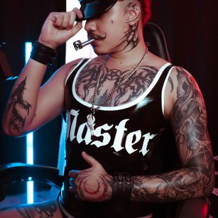 Model - Master Allan Hurts chastity