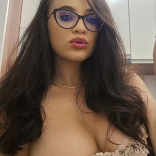 Model - AishaDean deepthroat