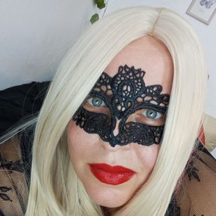 Model - CayenneMurray fishnets