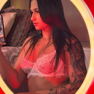 Model - Mollie Bennet deepthroat