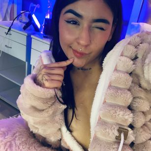 Model - Violet Blaze pussy