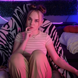 Model - Dyna Bae bigboobs