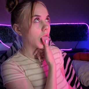 Model - Dyna Bae feet