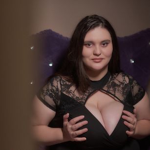 Model - SaraElise bigtits