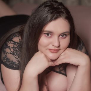 Model - SaraElise joi