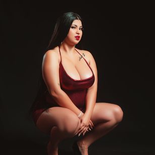 Model - valentinabreats cei