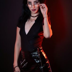 Model - AishaHummer feet