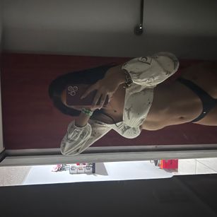 Model - Mia Cinnamon young