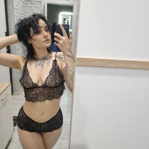 Model - Intrigue joi