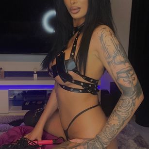 Model - SashaBae bigtits