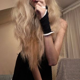 Model - Skinnylady blonde