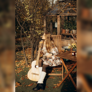 Model - ladyred18 Blonde