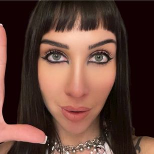 Model - Dylan Dixx findom