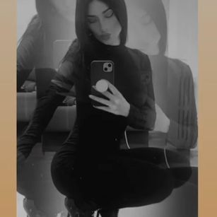 Model - ANDREE_BLOSSOM feet