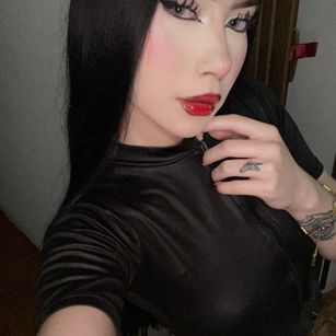 Model - BellaDalthon humillacin