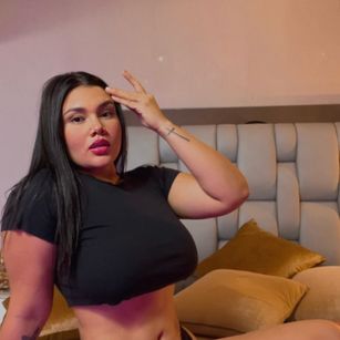 Model - MarianaMiller dildo