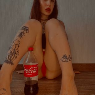 Model - wtf molly dildo