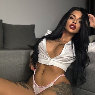 Model - GipsyGoddess smoking