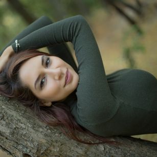 Model - AnneWhite outfits