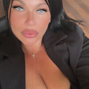 Model - Busty  Tiffany findom