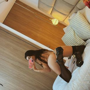 Model - Alice rows spitting