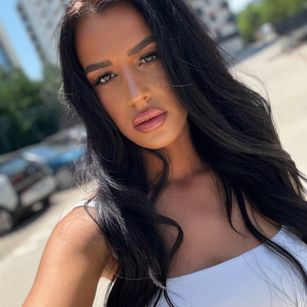 Model - Casiana brunette