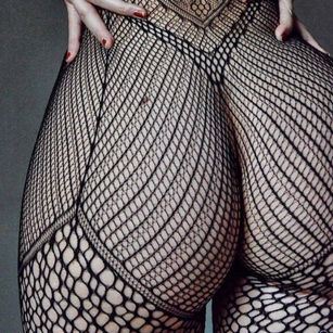 Model - Betty_Moon1 shy