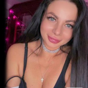 Model - Betty_Moon1 shy