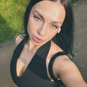 Model - Luna Night boobs