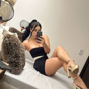 Model - April Silver latina