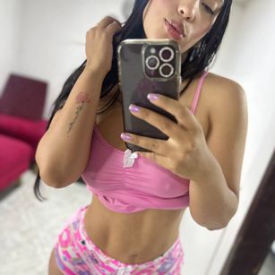 Model - April Silver latina