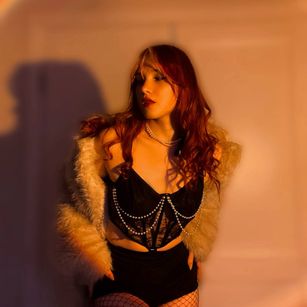 Model - Julia Hill curvy