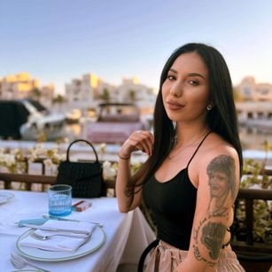 Model - ArryaBlack brunette