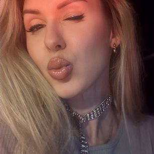 Model - Lady OMG sexy