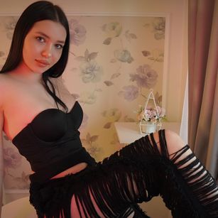 Model - LuluDiamond heels