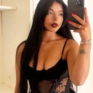 Model - EvaniaBlu latina