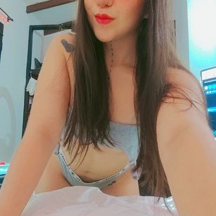 Model - ADA MILAN feet