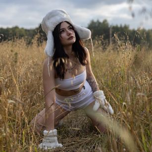 Model - Monica kinky