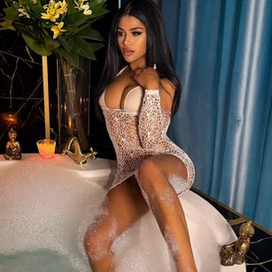 Model - VivienneLoxley petitte