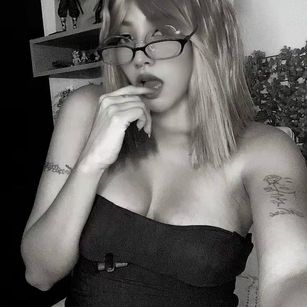 Model - Dulce27 findom