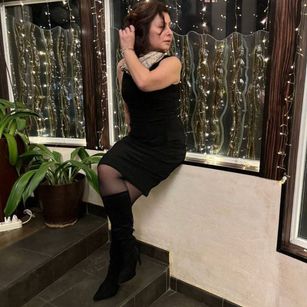 Model - Mat_Elenore feet