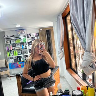 Model - MelanieRoah feet