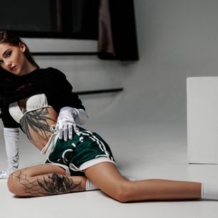 Model - Sophia longlegs