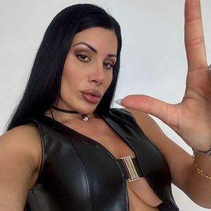 Model - Diosa dorada findom