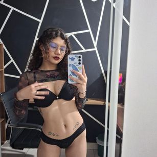 Model - Birdie_0 striptease