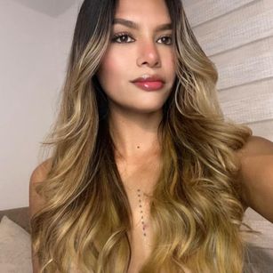 Model - Lorna Peach sexy