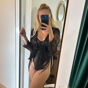 Model - leylabang blonde