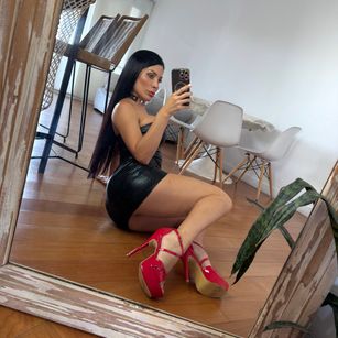 Model - Diosa dorada juegoderol