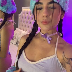 Model - Violet Blaze deepthroat