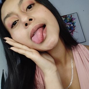 Model - NicolleRouse brunette